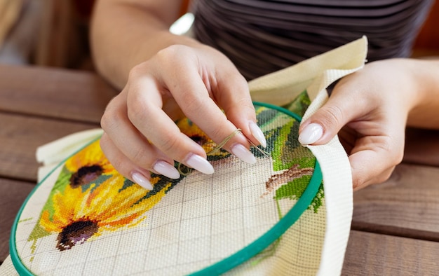 ręcznie haftowany detal